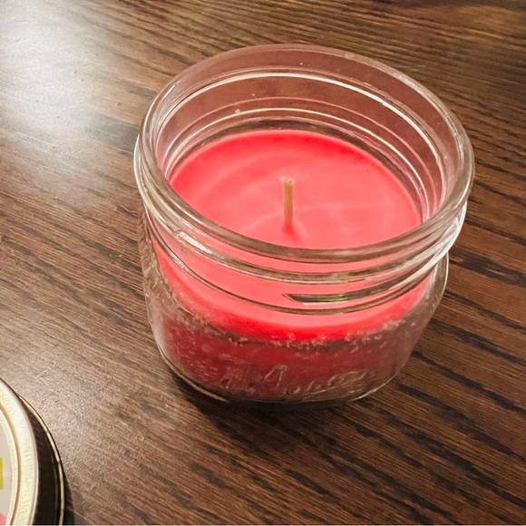 Old Williamsburgh Jar Candle - Strawberries & Creme - Picture 5 of 5